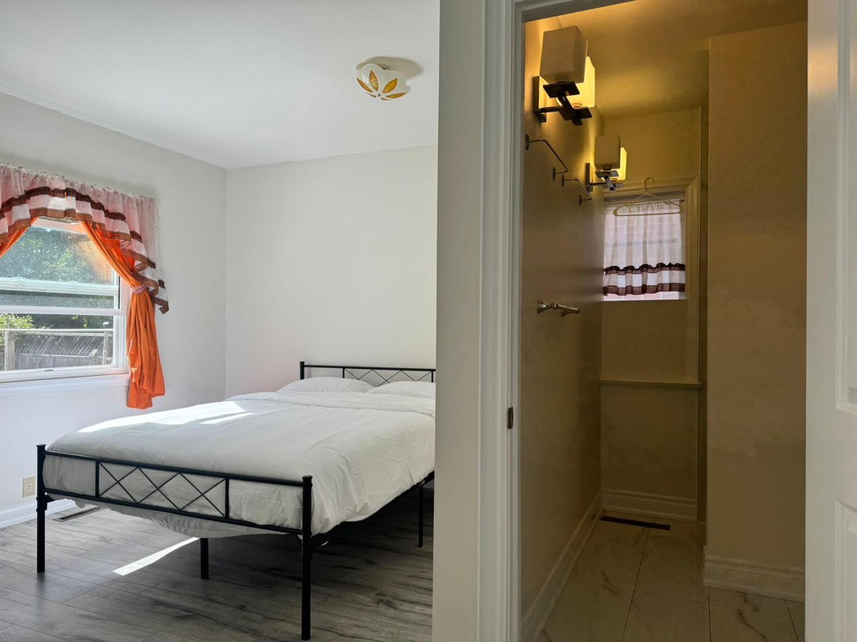 Guest house Queen Bedroom Near Finch Subway
