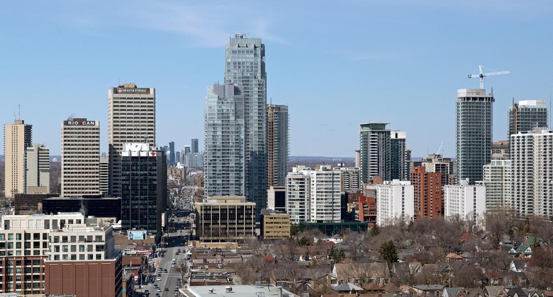 Guest house Double Bedroom On Up Or 3 Bedrooms In Basement Near Eglinton Subway Station Toronto
