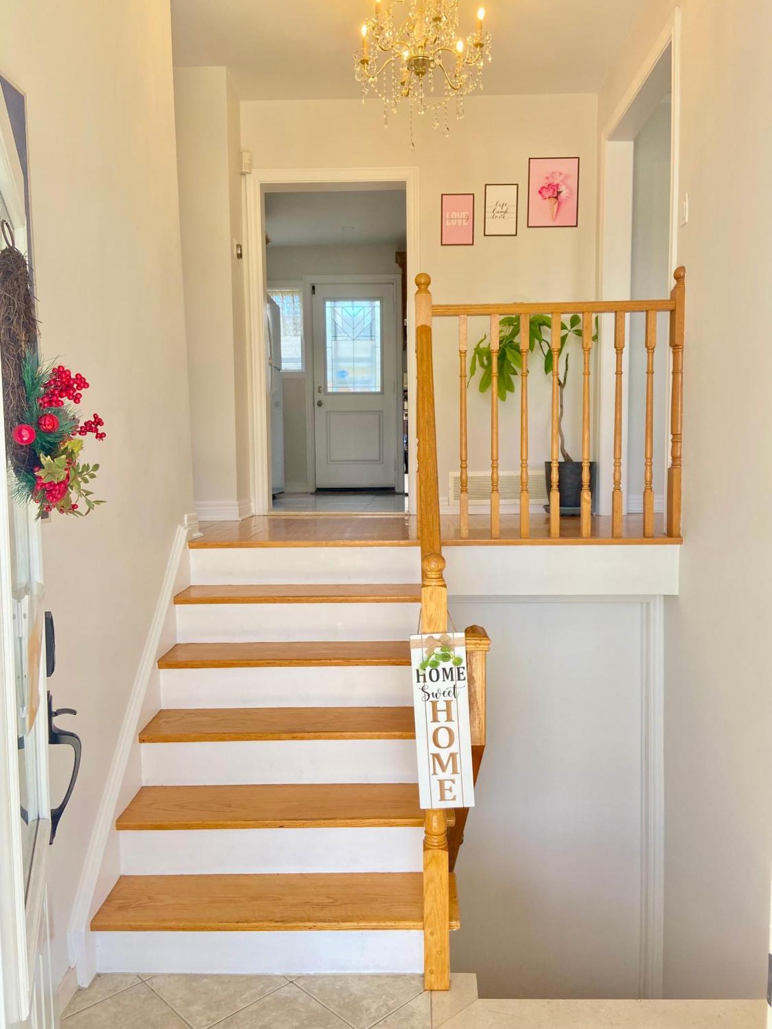 Sunny House - Main Floor, Free Parking, In Toronto