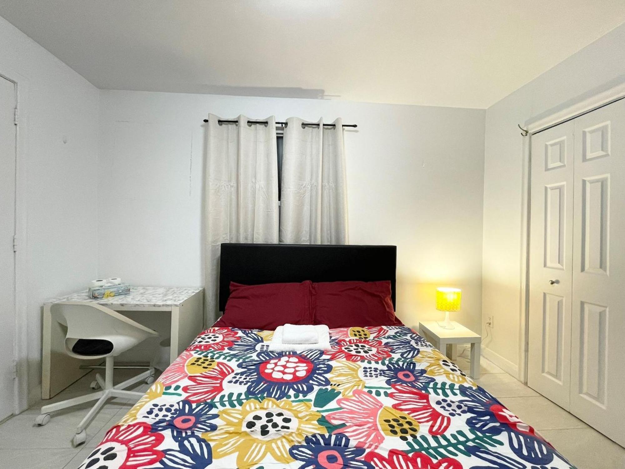 With Balcony - Midtown Guest house Toronto