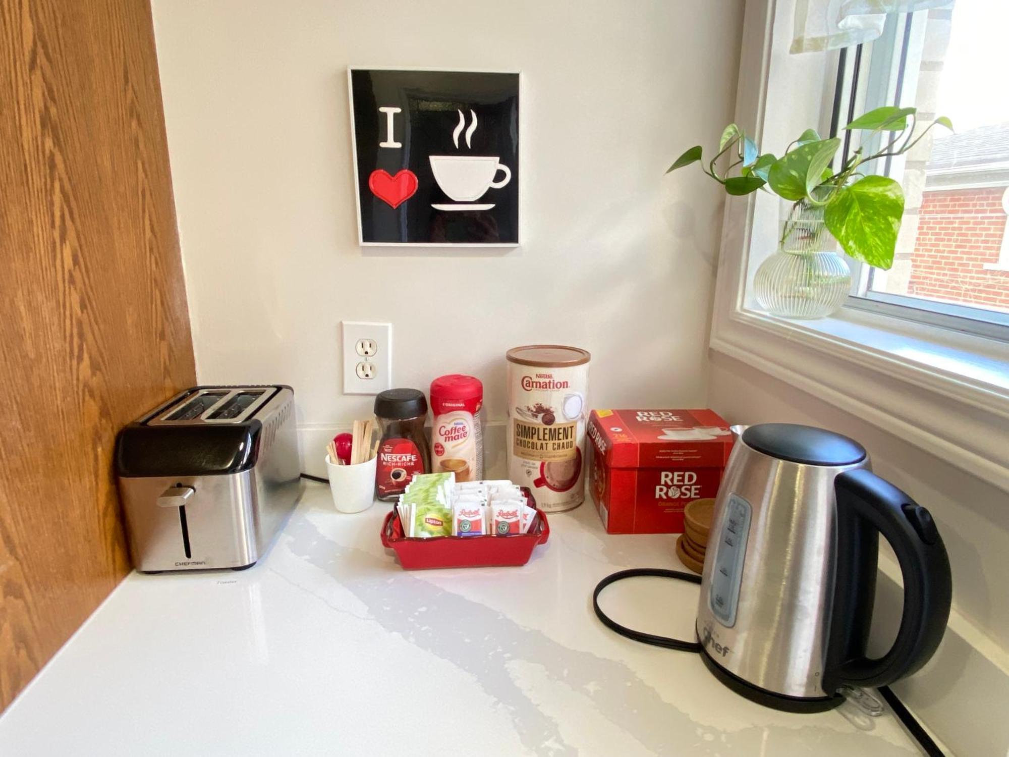 Sunny House - Main Floor, Free Parking, In Guest house *