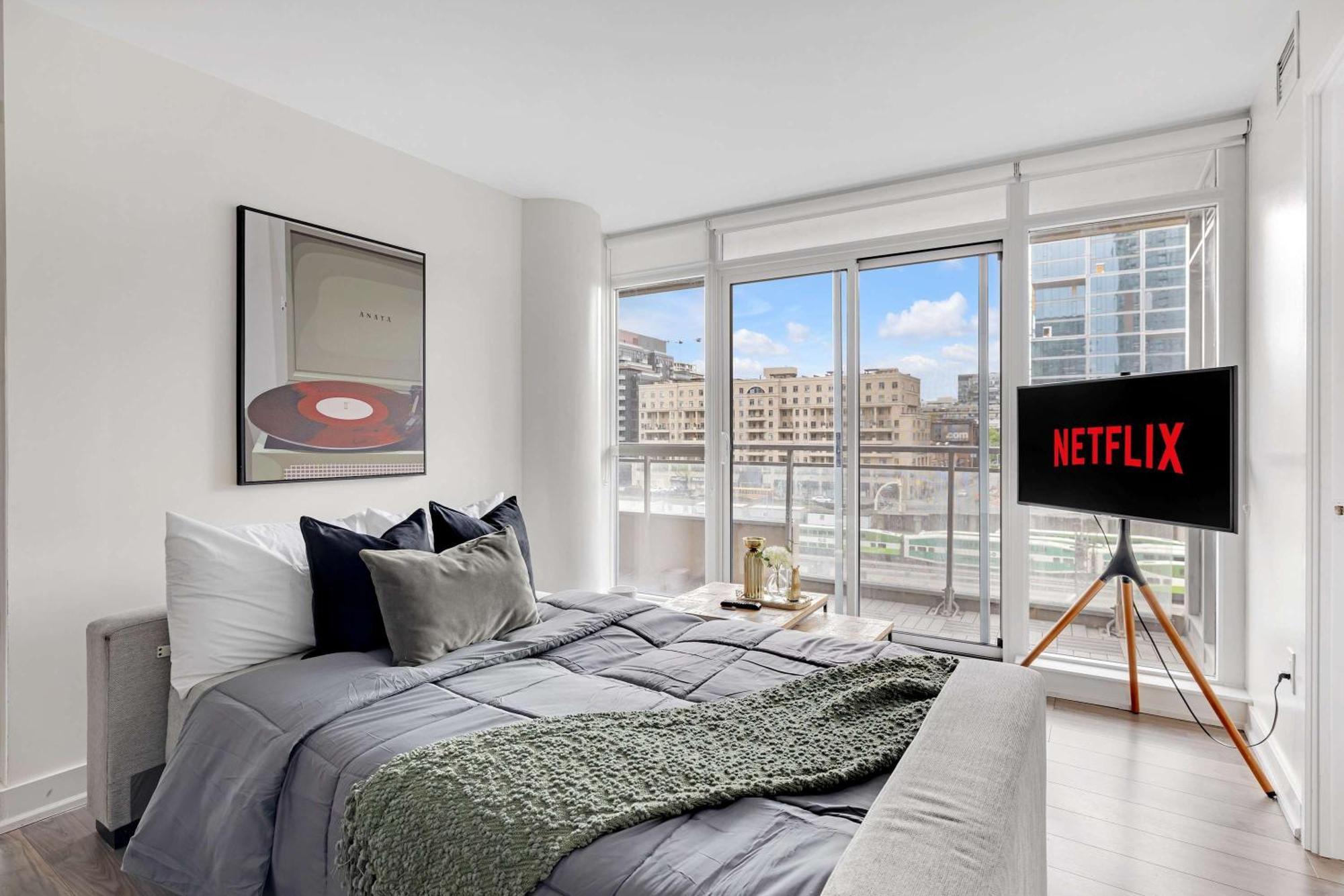 Downtown Oasis Top Location & Free Parking * Toronto