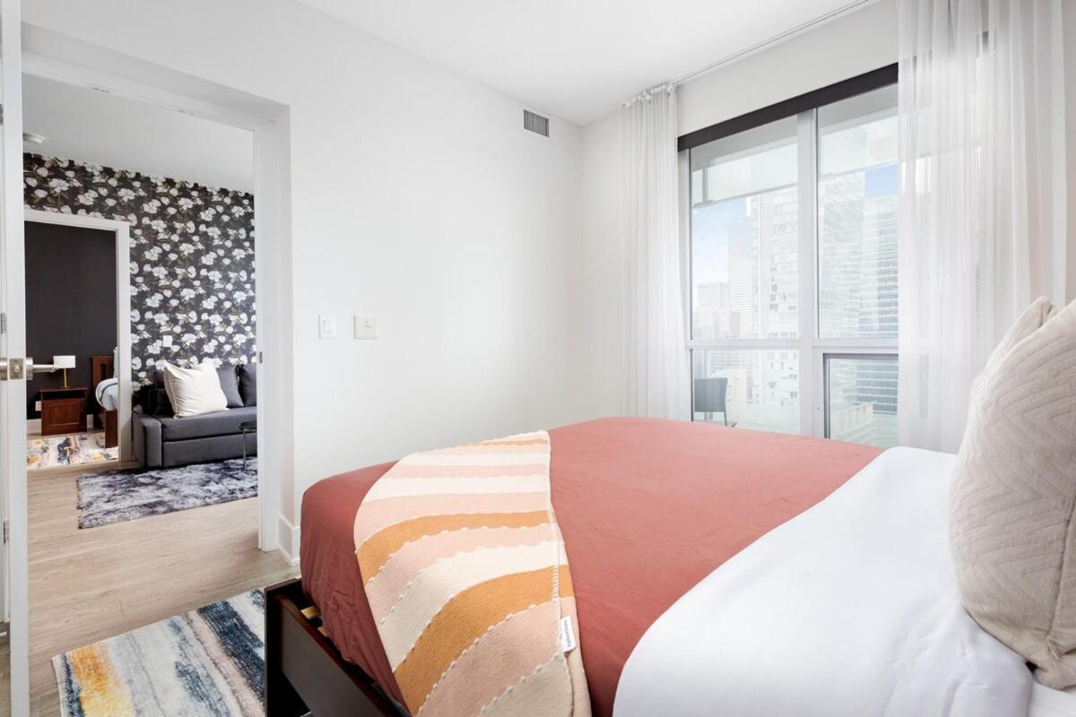 Lux Downtown Cn Tower Views W Parking Apartment Toronto