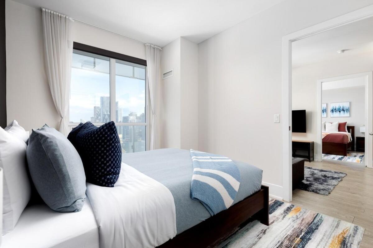 Lux Downtown Cn Tower Views W Parking Apartment