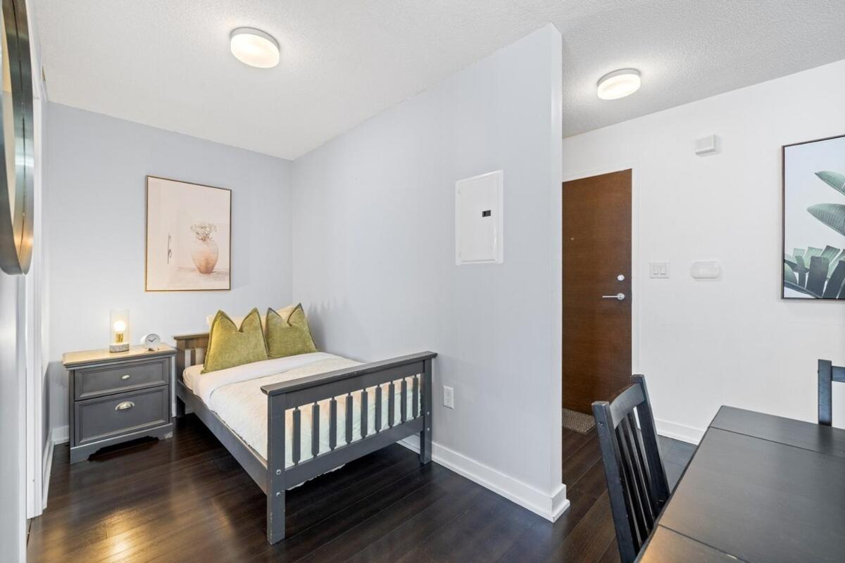 Spacious Bright & Sunlit Near Rogers & Scotia Arena Apartment Toronto