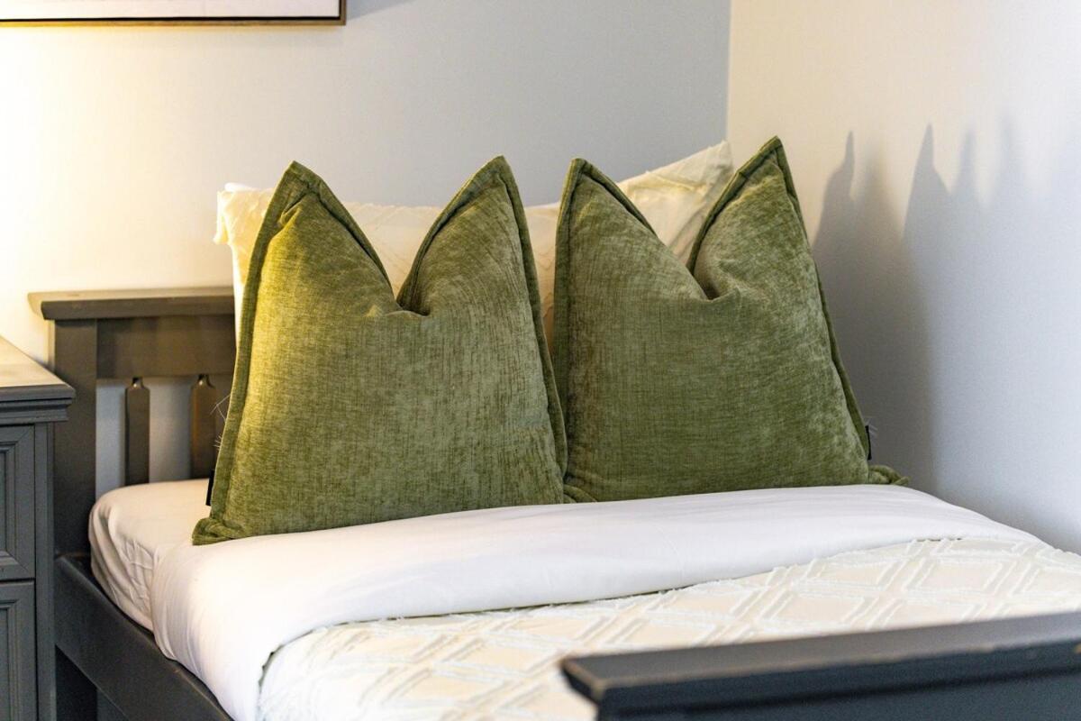 Apartment Spacious Bright & Sunlit Near Rogers & Scotia Arena Toronto