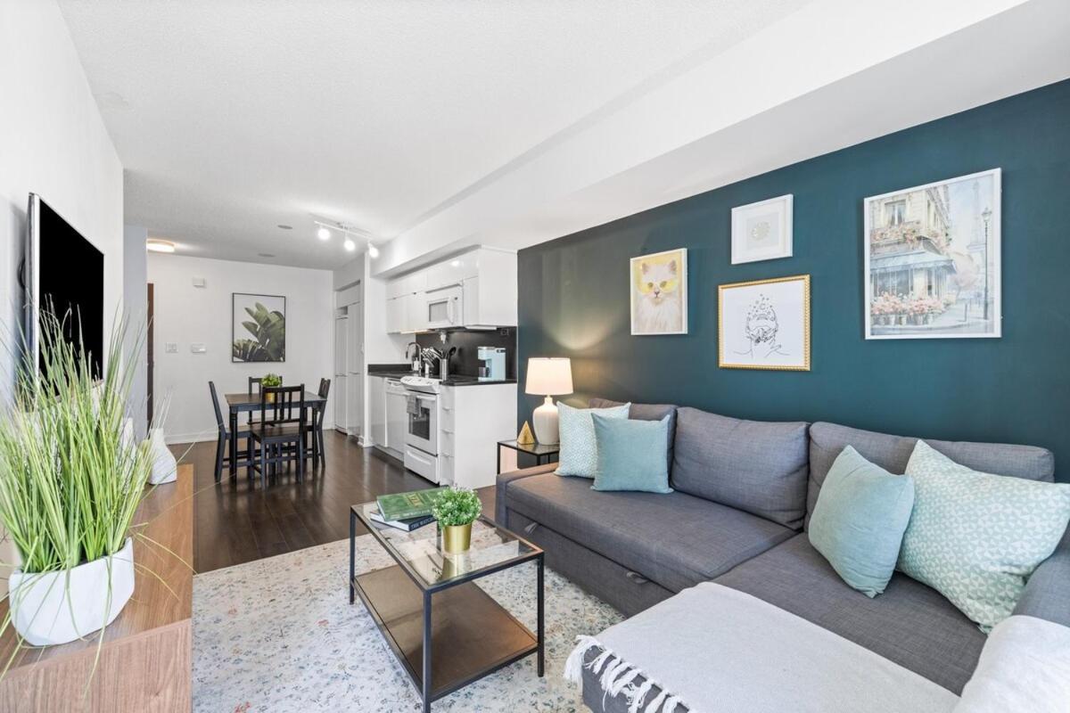 Spacious Bright & Sunlit Near Rogers & Scotia Arena * Toronto