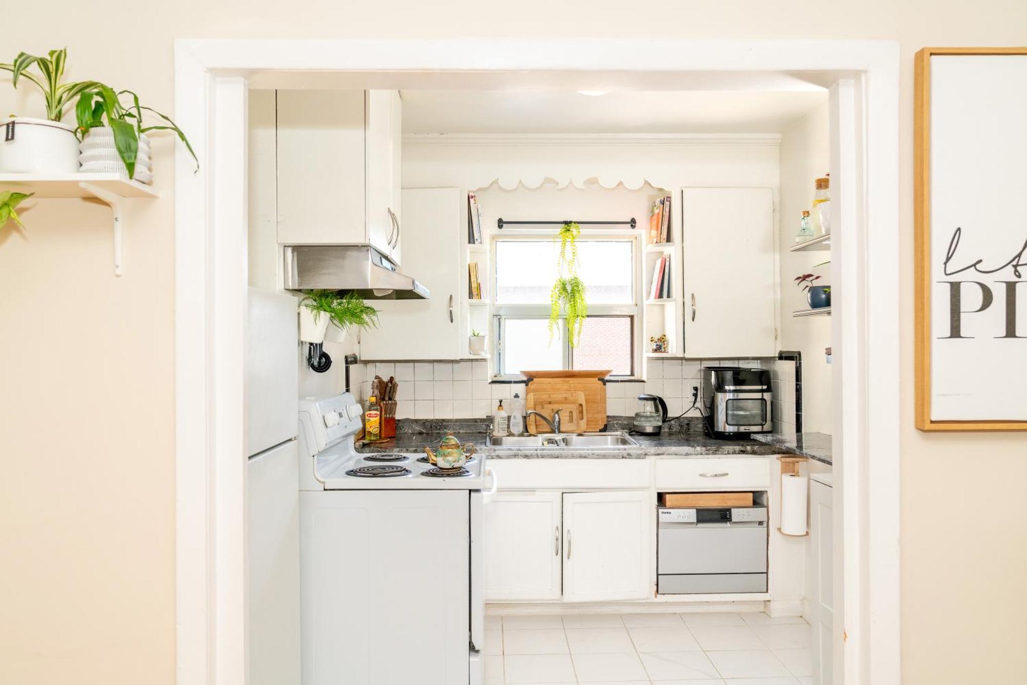 In Cozy House Close To Lawrence Ave, Wifi, Parking Homestay