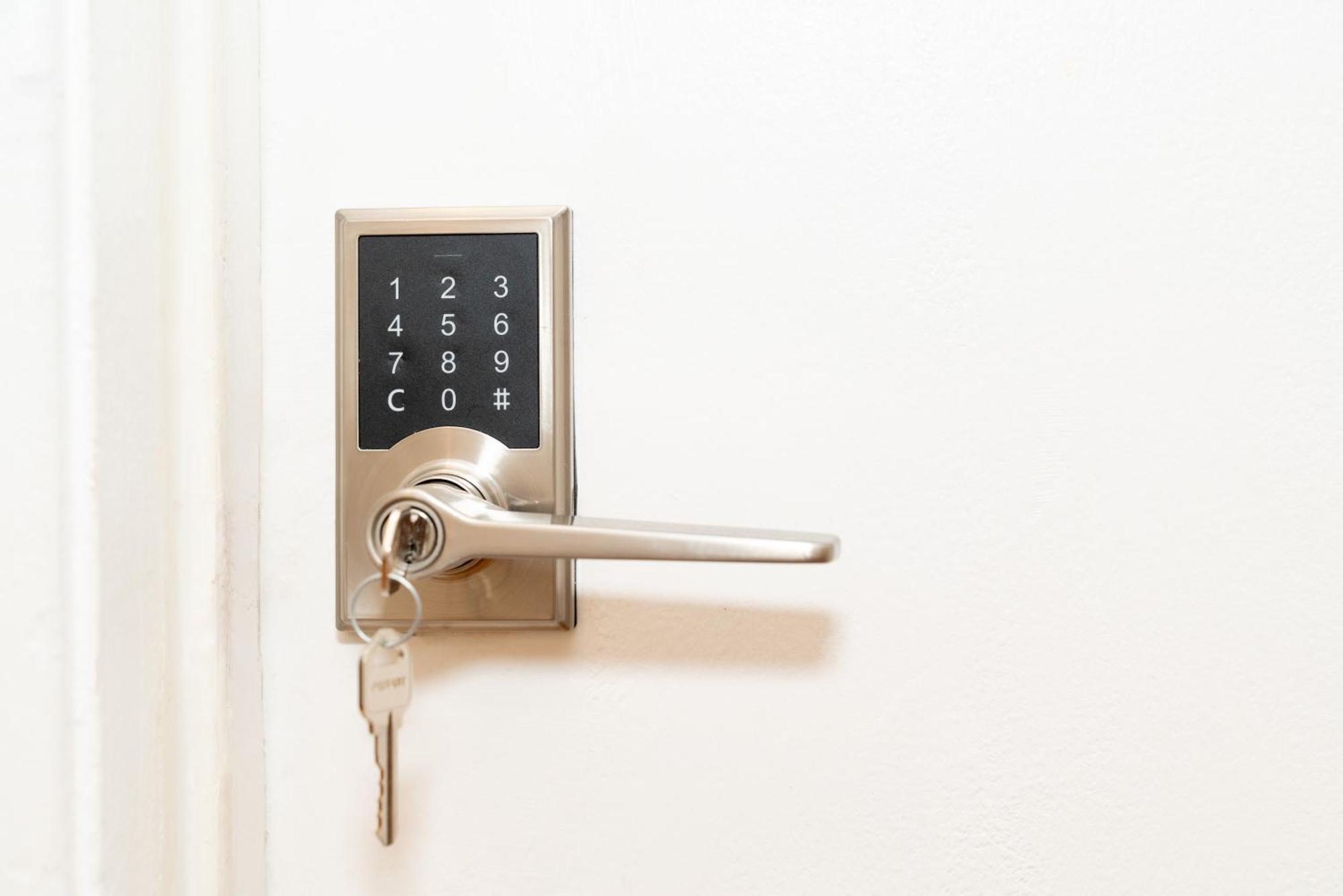 In Cozy House Close To Lawrence Ave, Wifi, Parking
