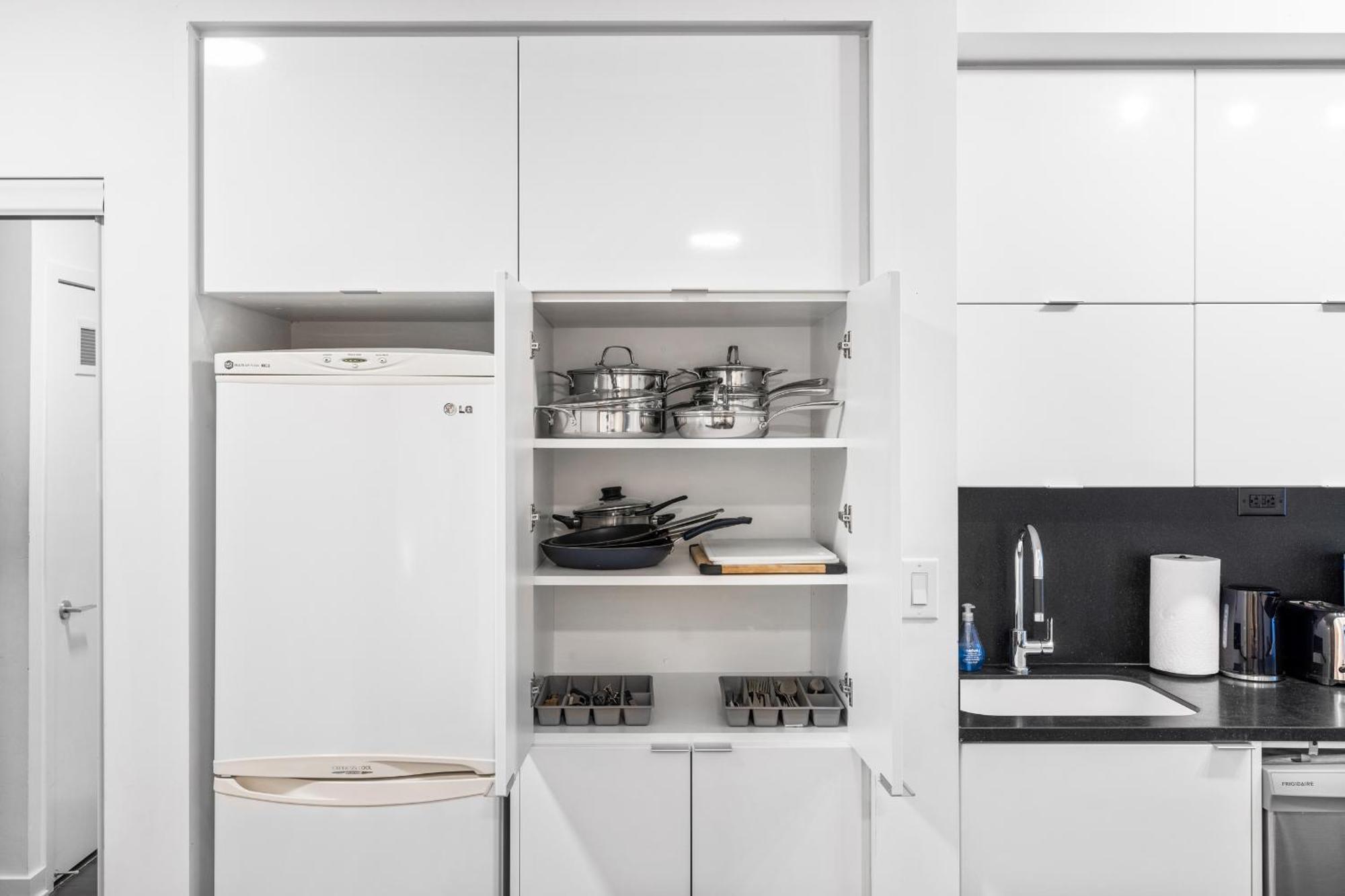 Charming 2br Near Cn Tower & Harbourfront Apartment *