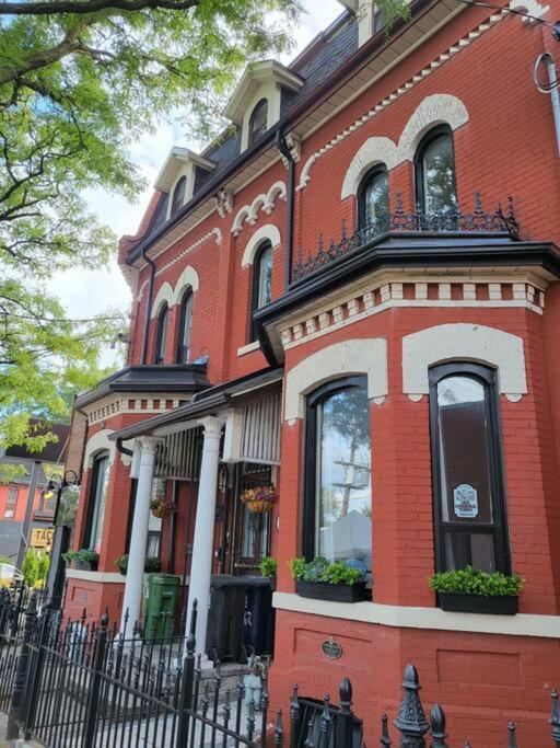 Private 3 Bedroom In Downtown Apartment Toronto