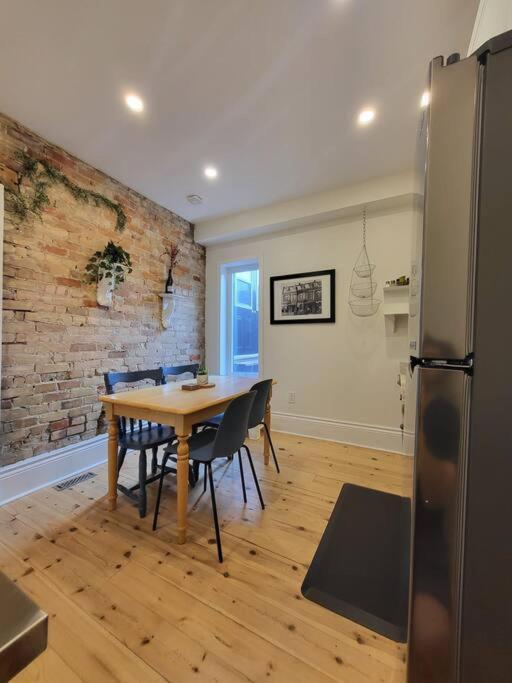 Private 3 Bedroom In Downtown * Toronto