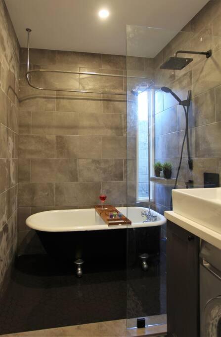 Private 3 Bedroom In Downtown *