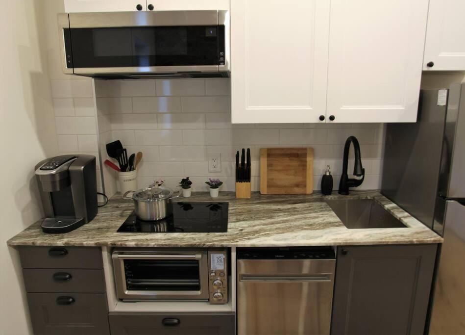 Private 3 Bedroom In Downtown Apartment *