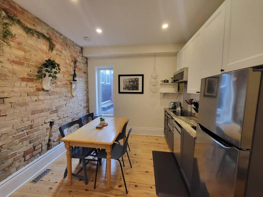 Private 3 Bedroom In Downtown Apartment *