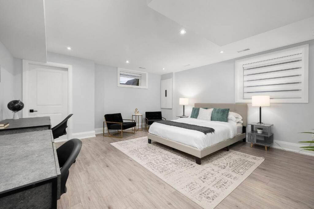 Apartment Cozy Master Bedroom Located In *