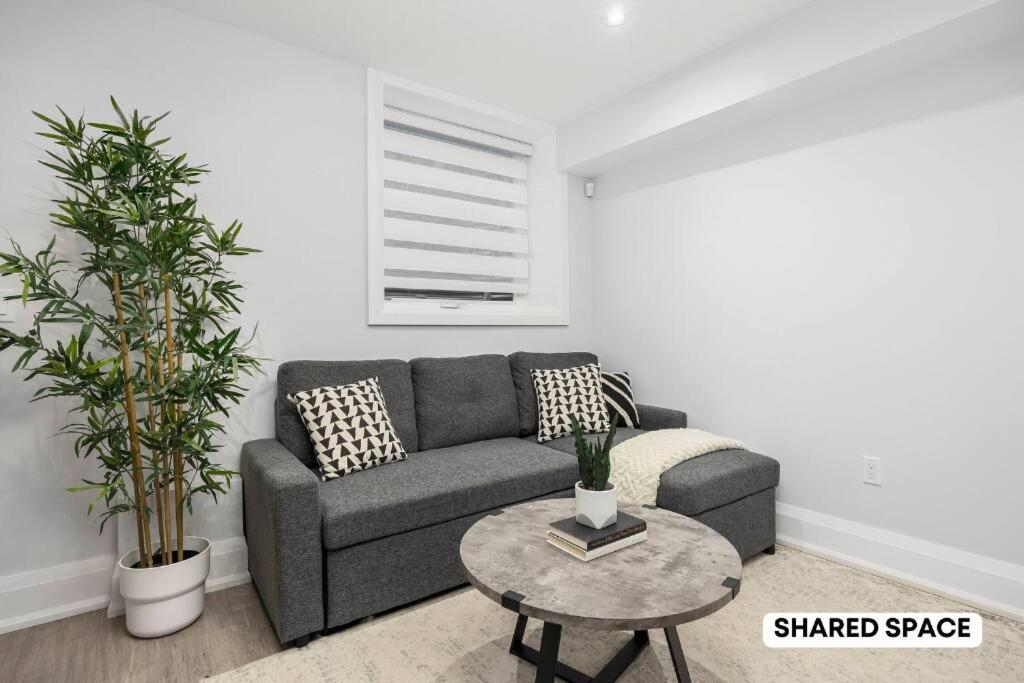 Cozy Master Bedroom Located In Toronto