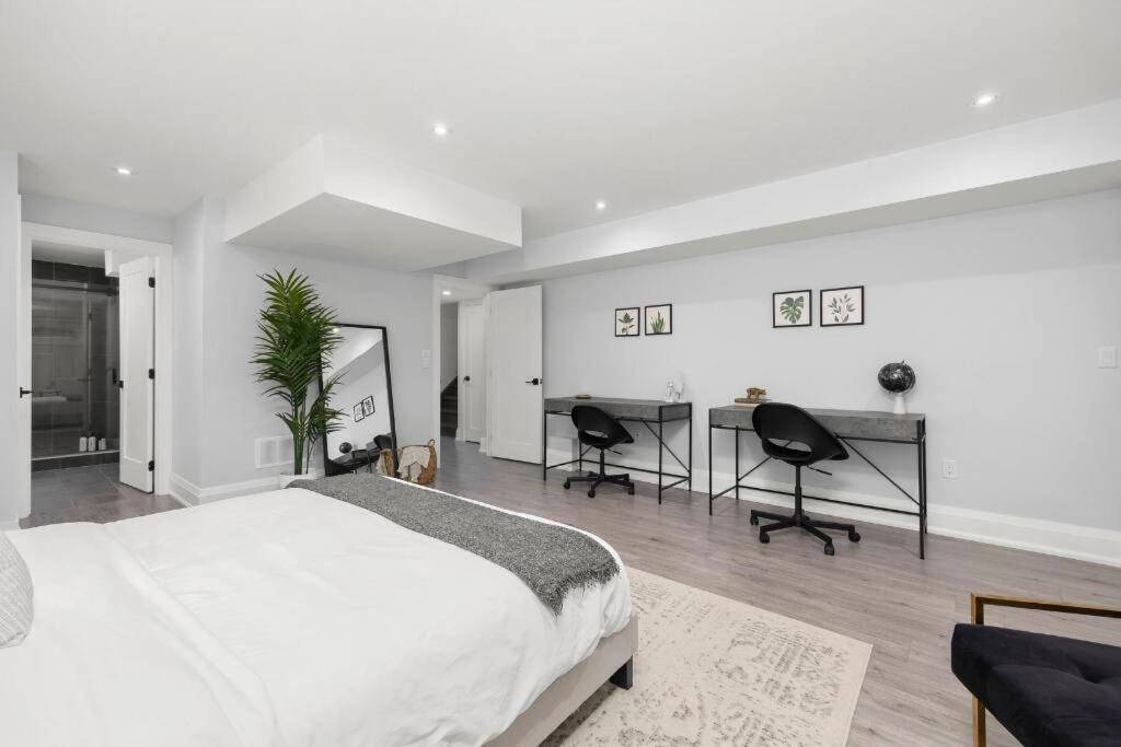 Cozy Master Bedroom Located In Toronto