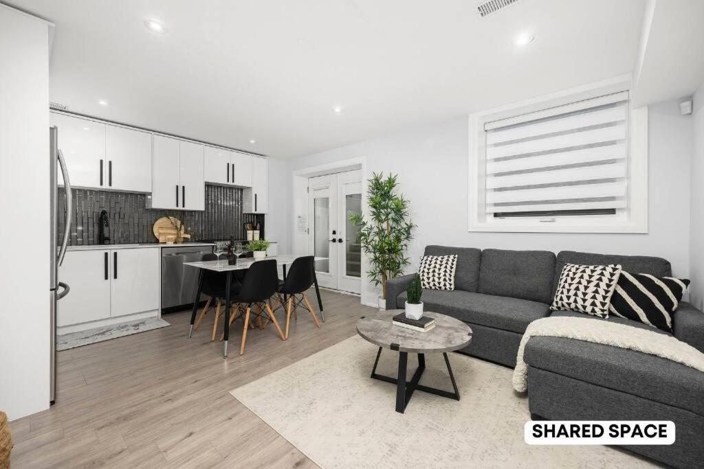 Cozy Master Bedroom Located In Apartment Toronto
