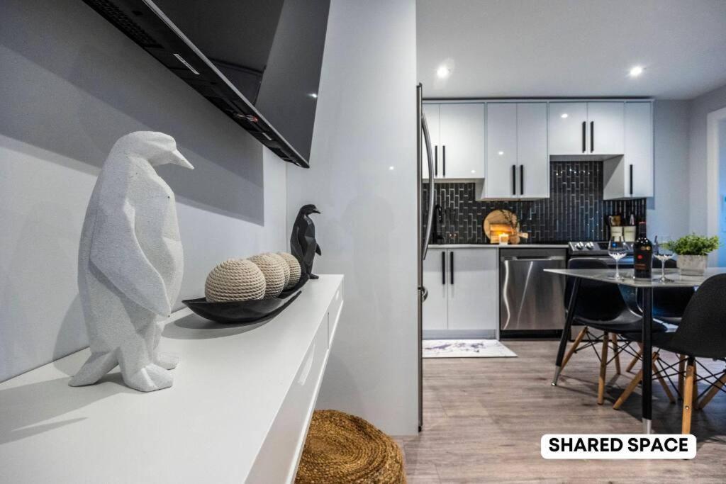 Apartment Cozy Master Bedroom Located In Toronto