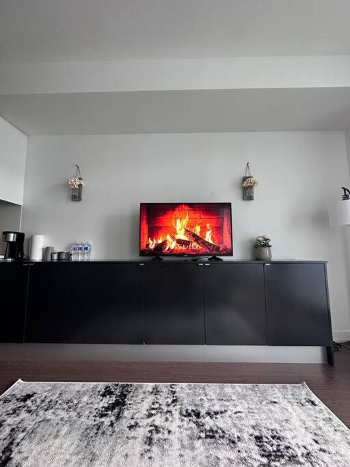 Sky Living Awesome Lake And City View Apartment Toronto