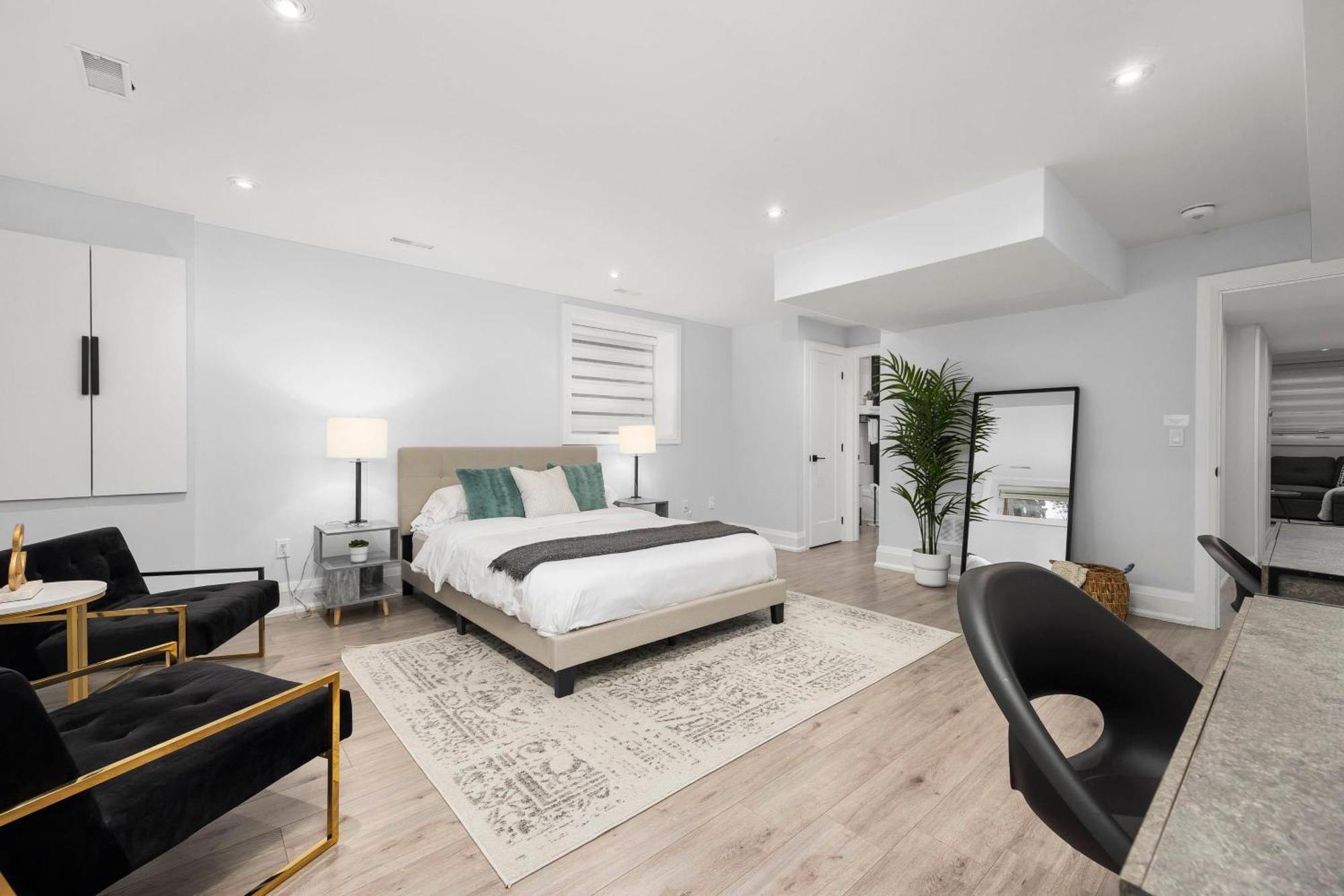 Cozy Renovated Luxurious Guest Located In * Toronto