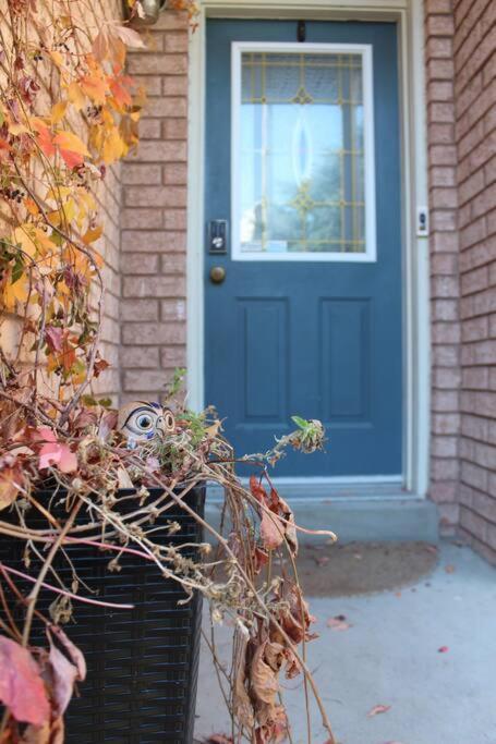 Lakepark Artsy 3 Bedroom Townhouse 1 Parking Apartment Toronto