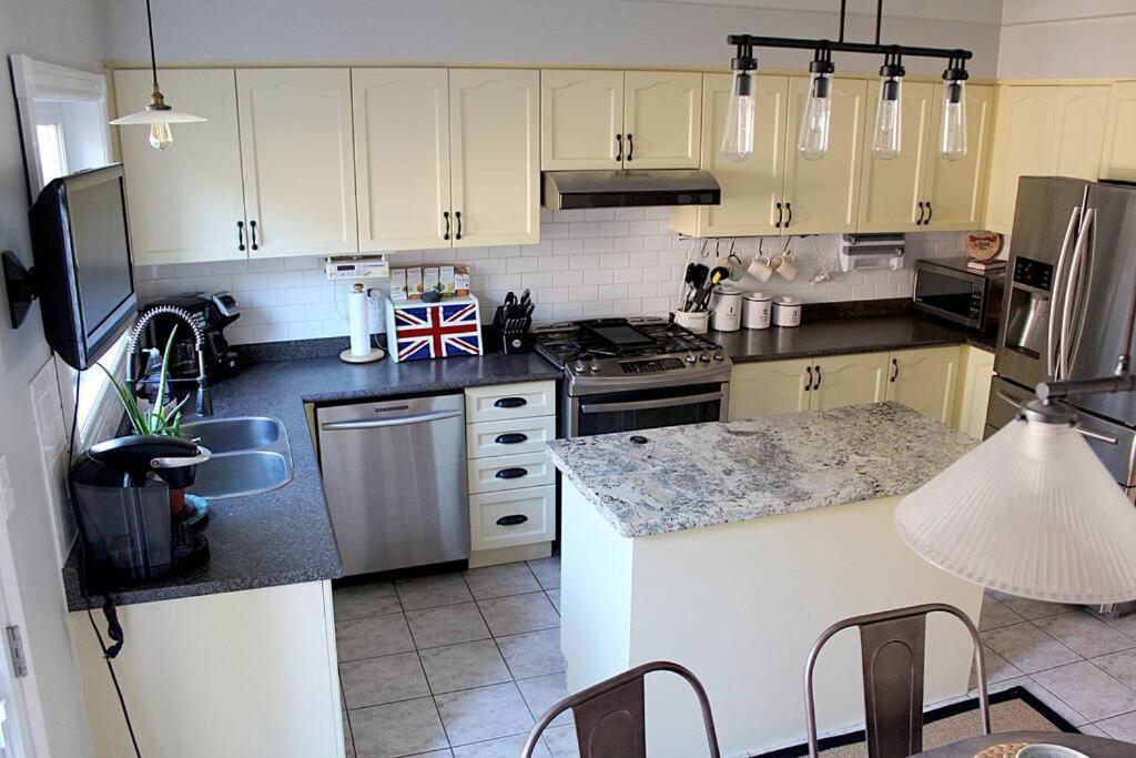 Lakepark Artsy 3 Bedroom Townhouse 1 Parking Apartment *