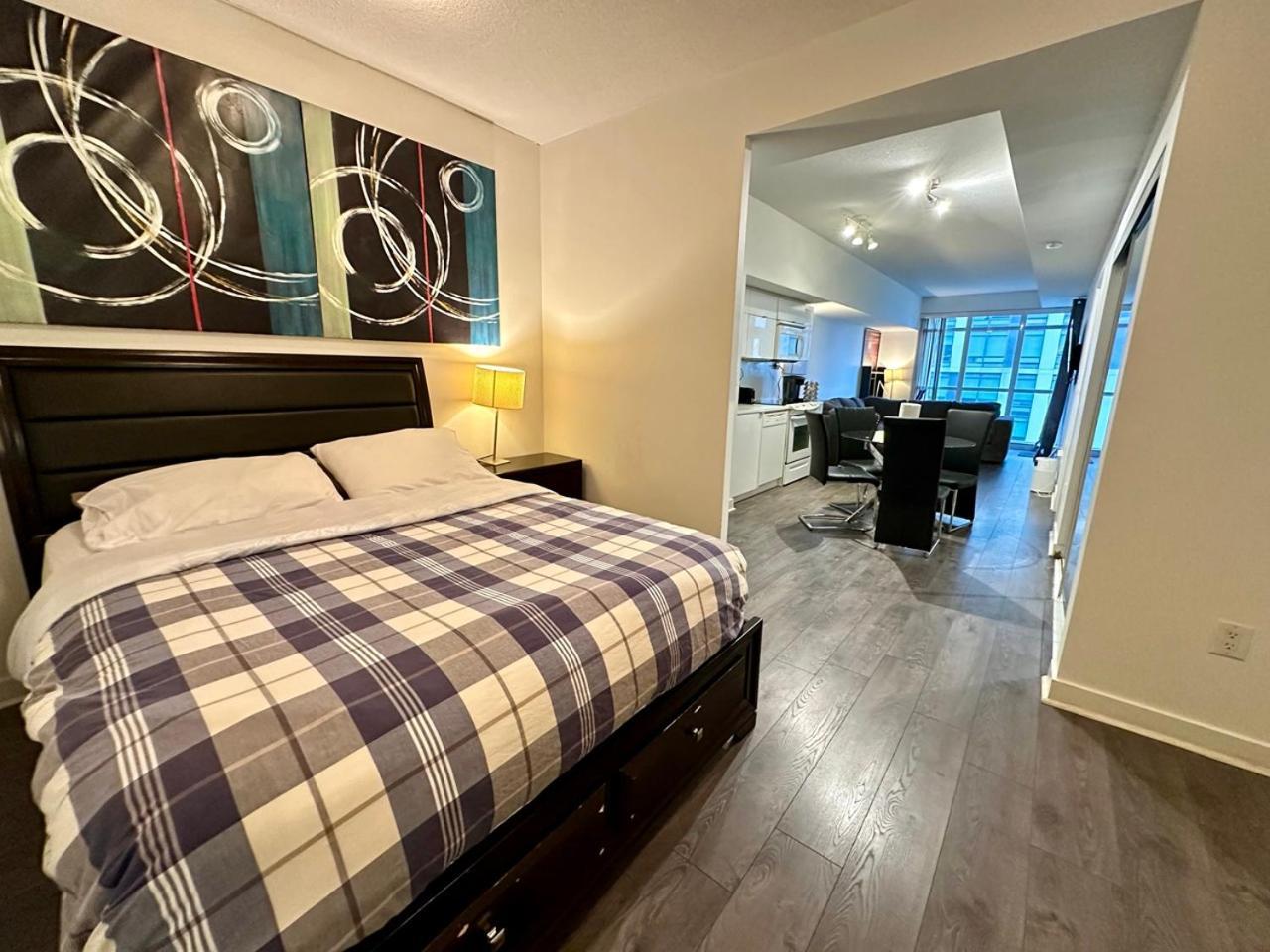 Comfy 1bdrm Den 2baths With 3 Real Beds Parking * Toronto