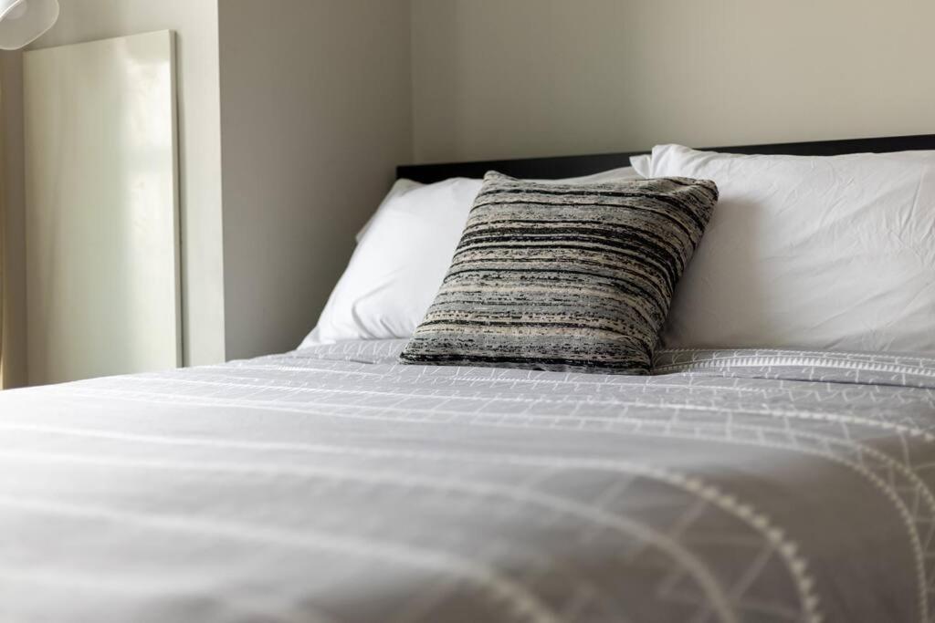 2 Bedroom With Pool & Free Parking * Toronto