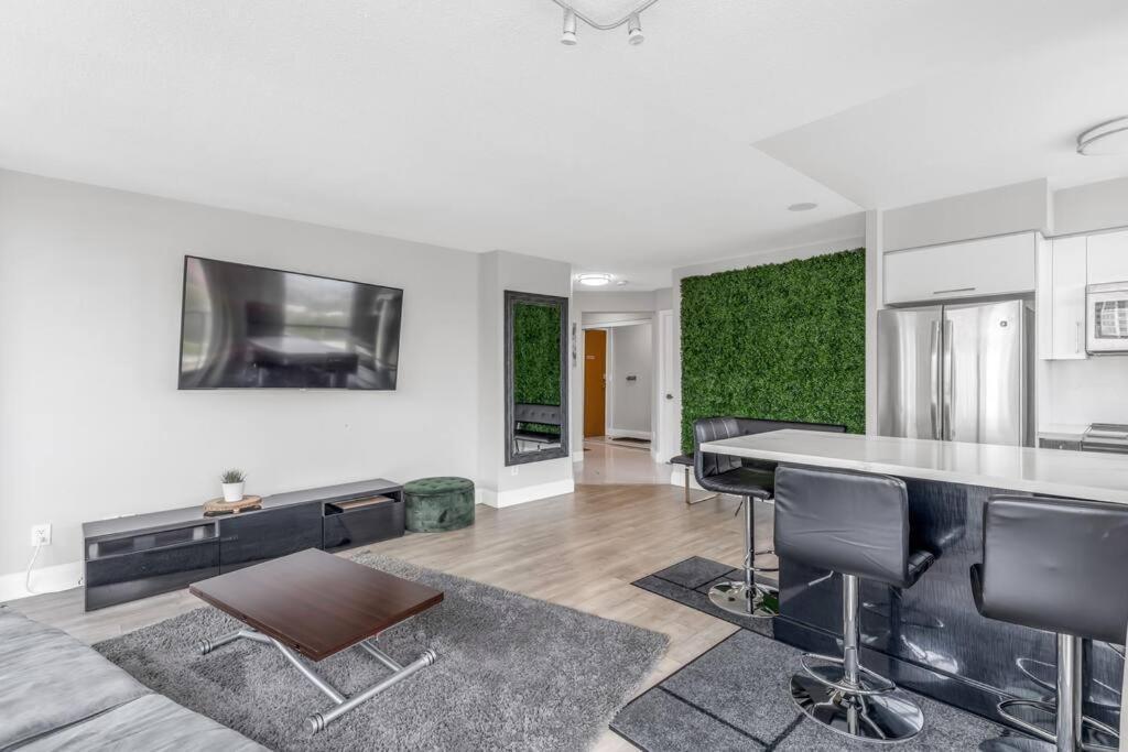 2 Bedroom With Pool & Free Parking Toronto