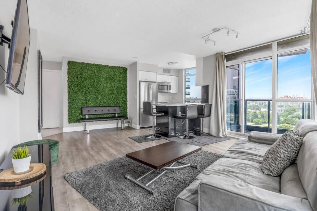 Apartment 2 Bedroom With Pool & Free Parking