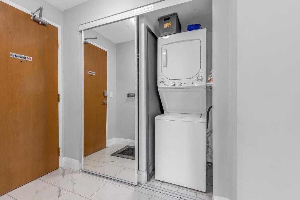 2 Bedroom With Pool & Free Parking Apartment Toronto