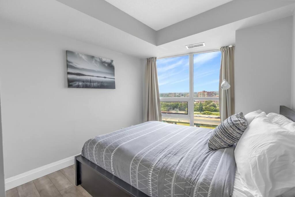 Apartment 2 Bedroom With Pool & Free Parking Toronto