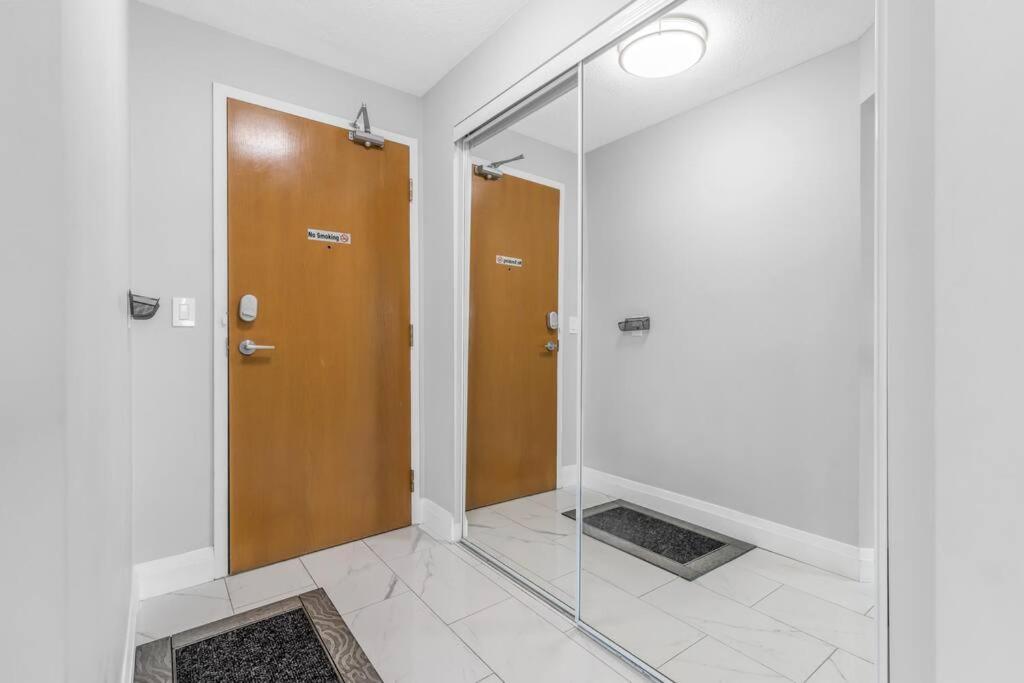 2 Bedroom With Pool & Free Parking Toronto