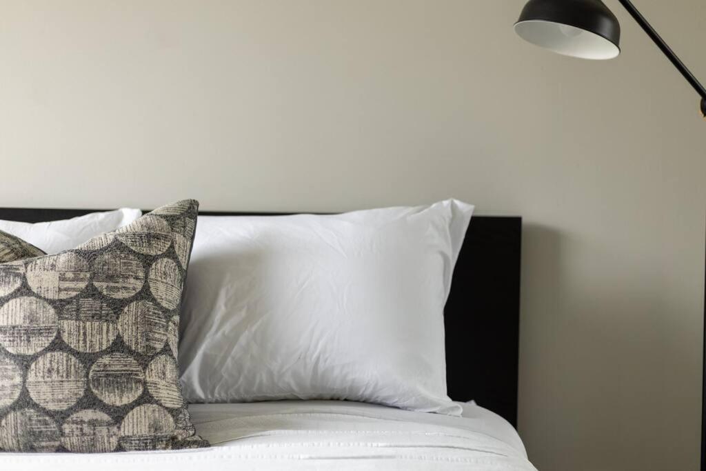 2 Bedroom With Pool & Free Parking * Toronto