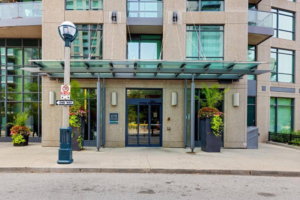 2 Bedroom With Pool & Free Parking Toronto