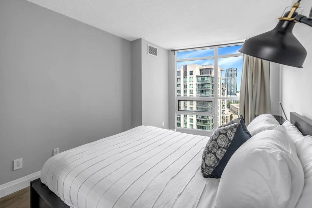 2 Bedroom With Pool & Free Parking * Toronto
