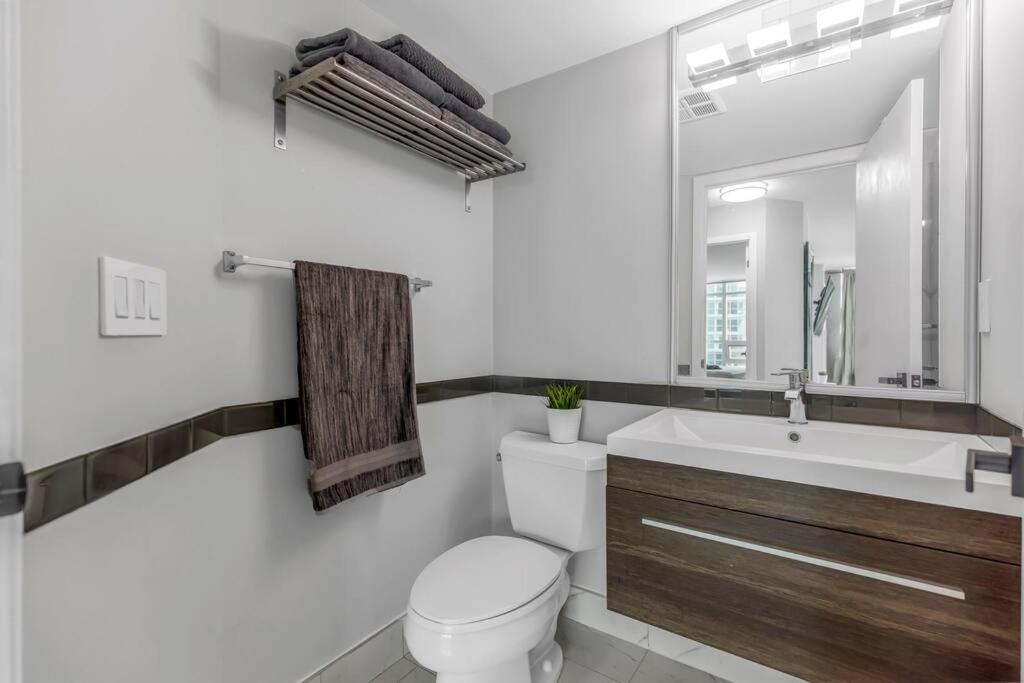 Apartment 2 Bedroom With Pool & Free Parking Toronto
