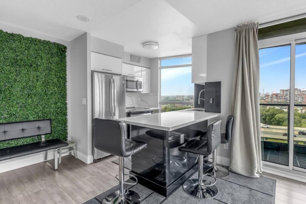 2 Bedroom With Pool & Free Parking Apartment
