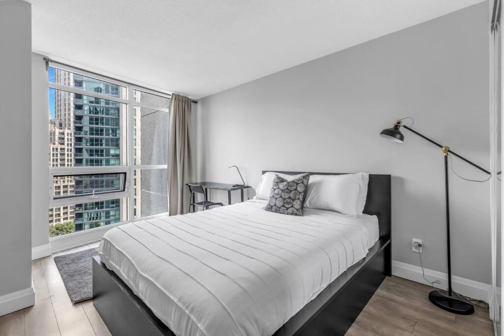 2 Bedroom With Pool & Free Parking Apartment Toronto