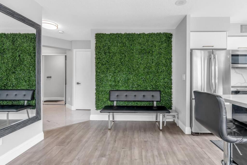 2 Bedroom With Pool & Free Parking Toronto