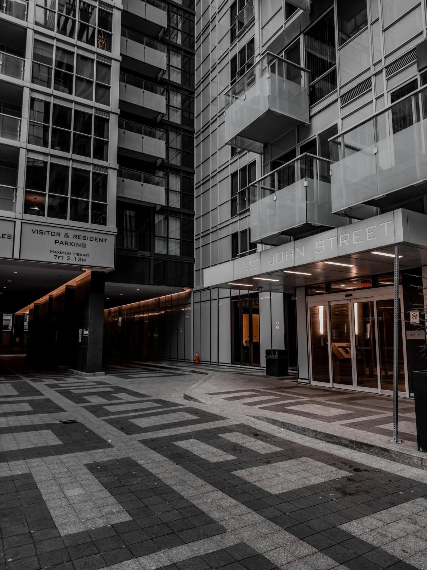 Lux 300 Front Cn Tower View & Free Parking Apartment *