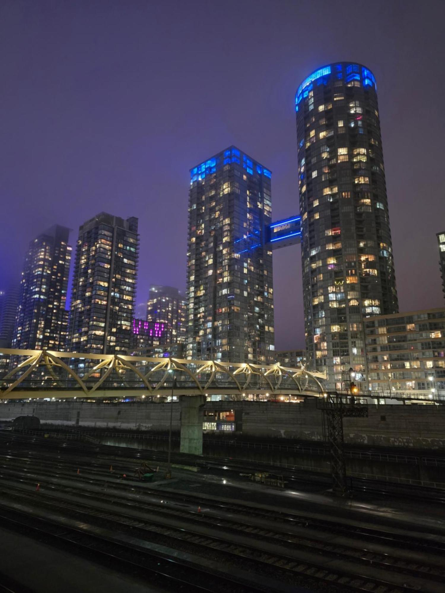 Downtown Condo, Free Indoor Parking With Amazing View Apartment *