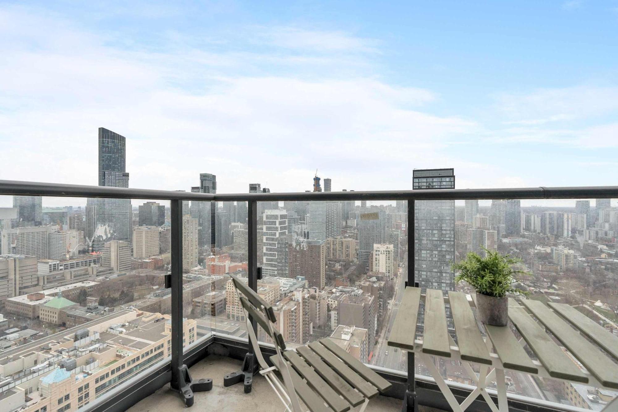 Sunset View By Eaton Centre Apartment