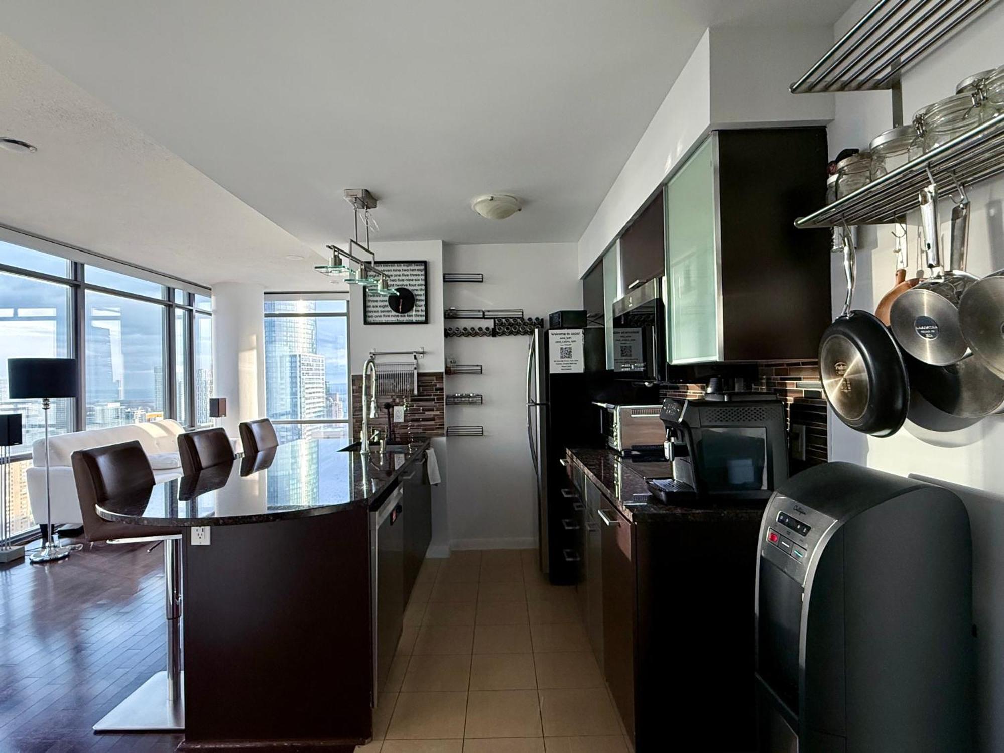 Murano - Bay & College - Fully Equipped Downtown Apartment