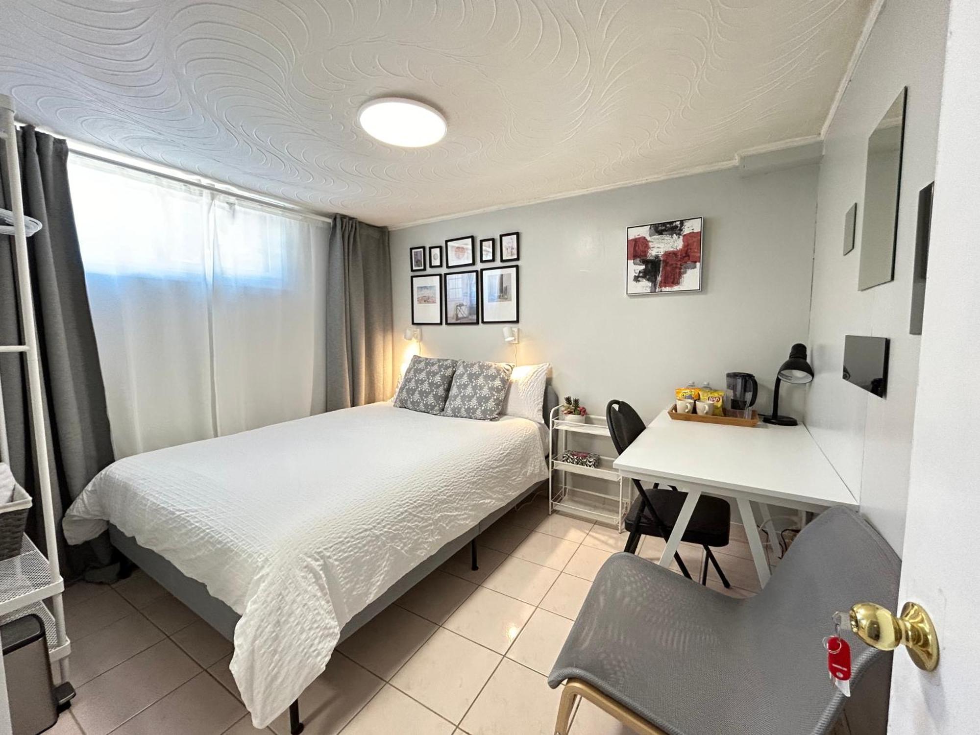 Cozy Basement Room-private Bath - Near Subway Line 1 - Guest house