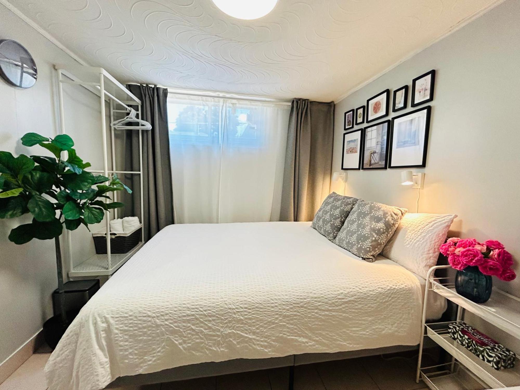 Cozy Basement Room-private Bath - Near Subway Line 1 - Guest house *