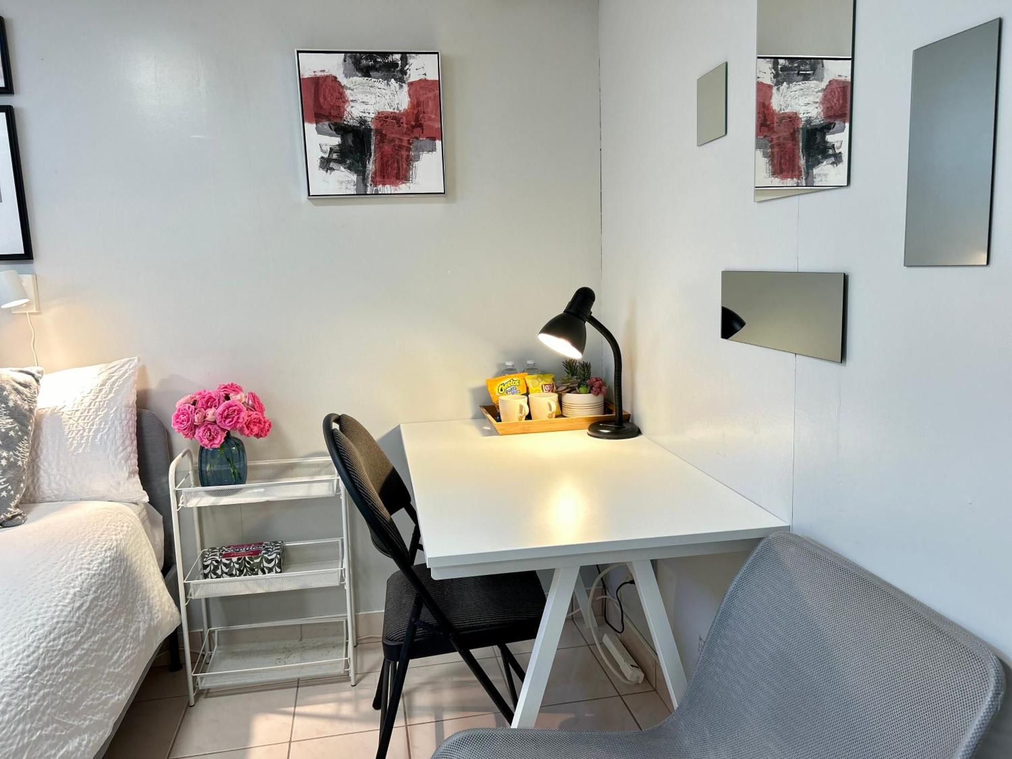 Cozy Basement Room-private Bath - Near Subway Line 1 - Guest house Toronto