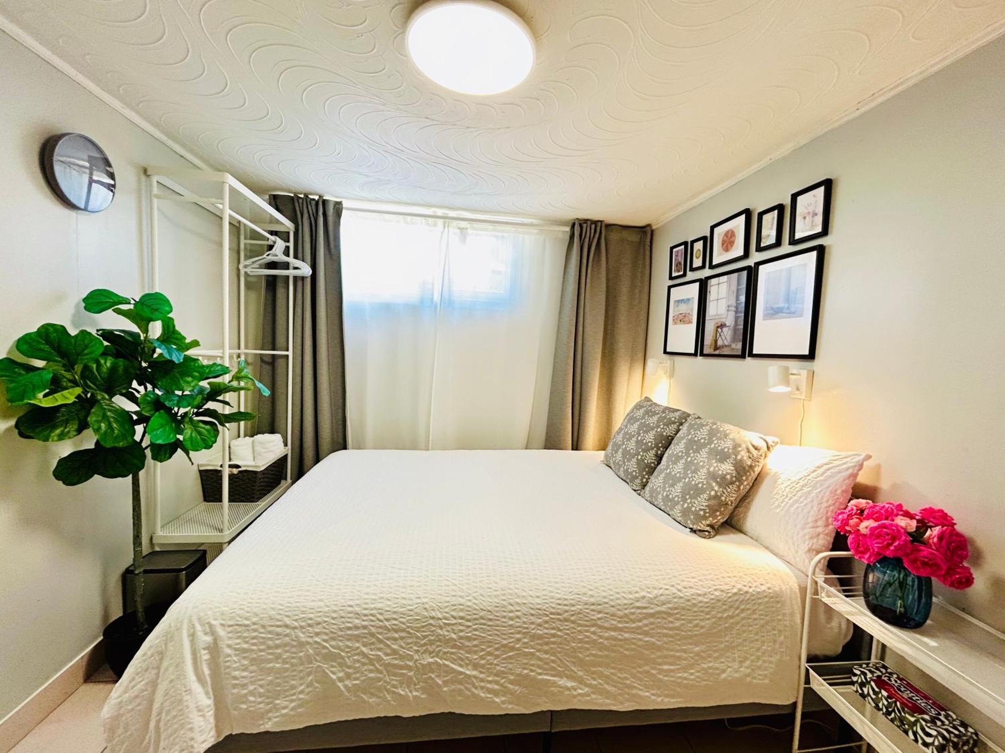 Cozy Basement Room-private Bath - Near Subway Line 1 - *